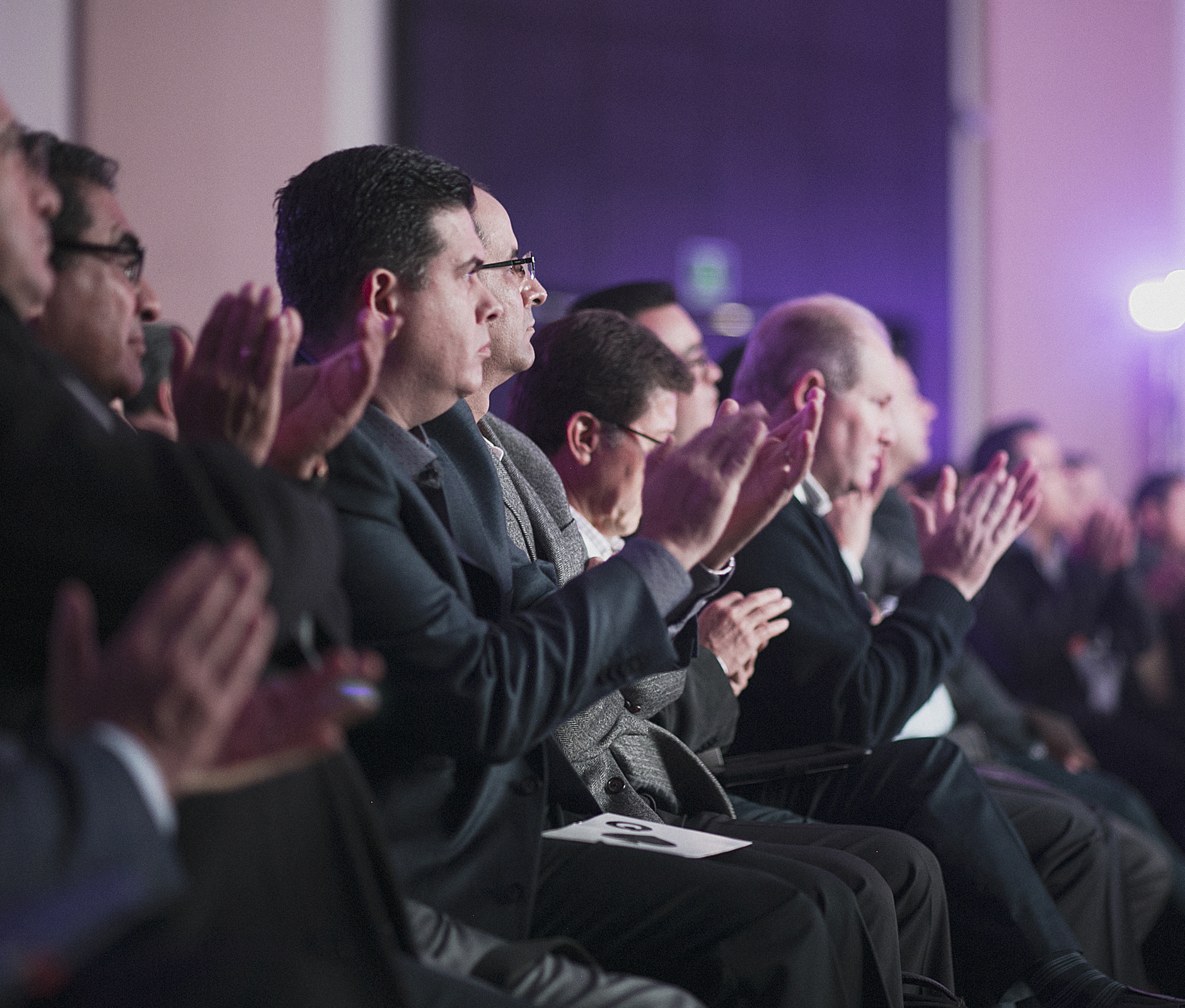 Crowd clapping in Banregio investors meeting