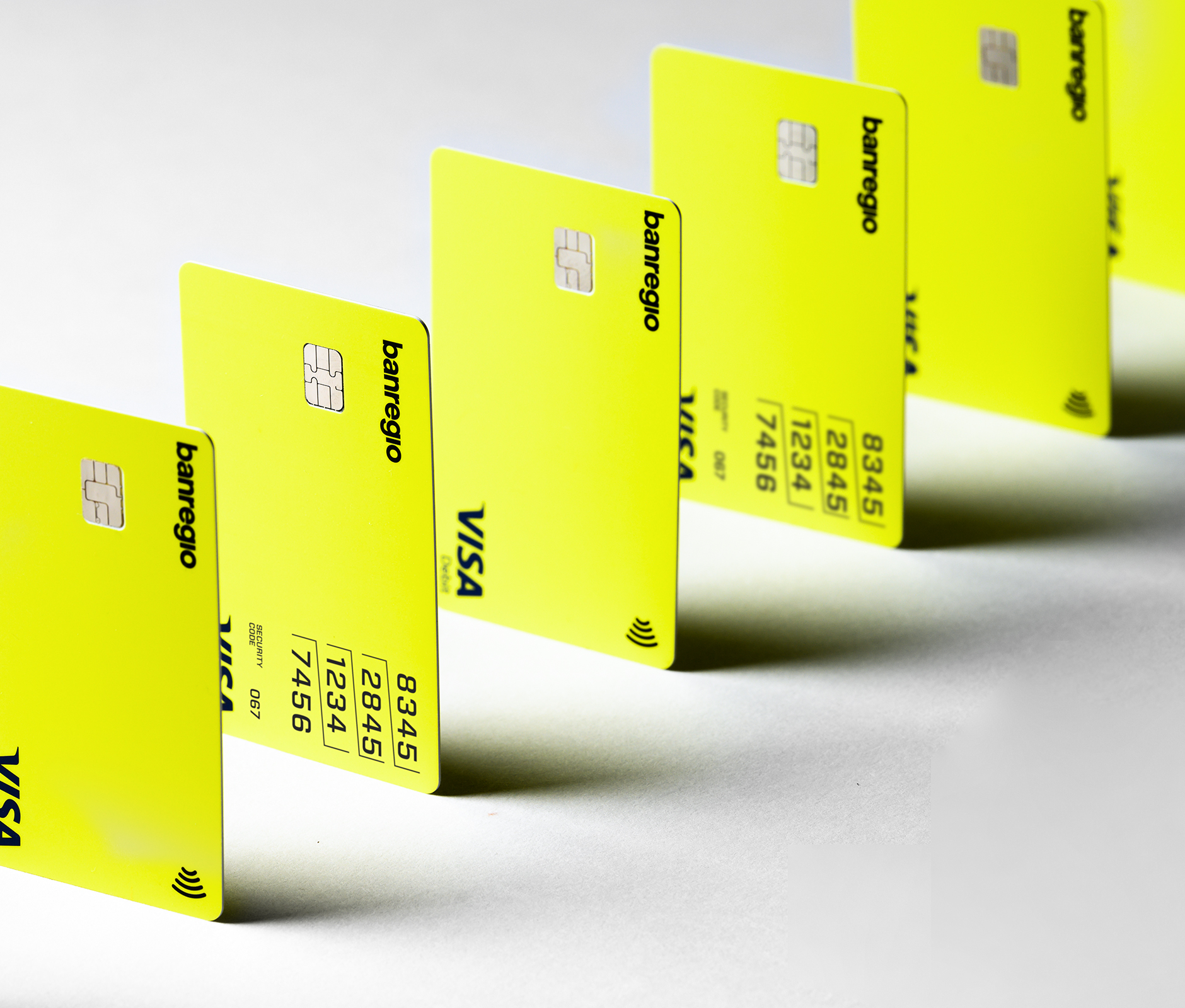Banregio neon yellow card ordered on straight line