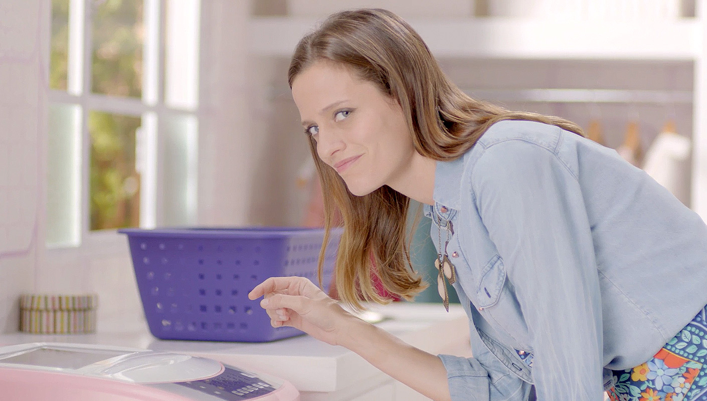 Single girl Ariel detergent pods commercial